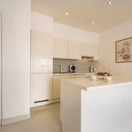 Urban Luxury Apartment *