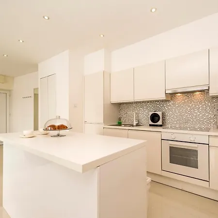 Urban Luxury Apartment *